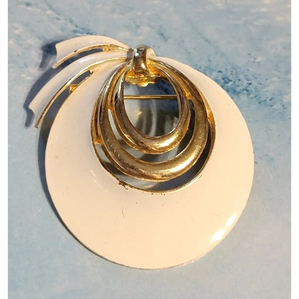 Vintage Modernist White Enamel Wreath Brooch Pin 1.75" Gold-tone Metal go-58 - Picture 3 of 6